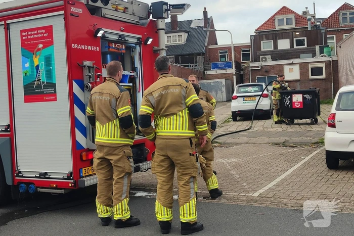 Brandweer bestrijdt containerbrand