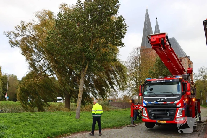 Brandweer verwijdert takken om veiligheid te waarborgen