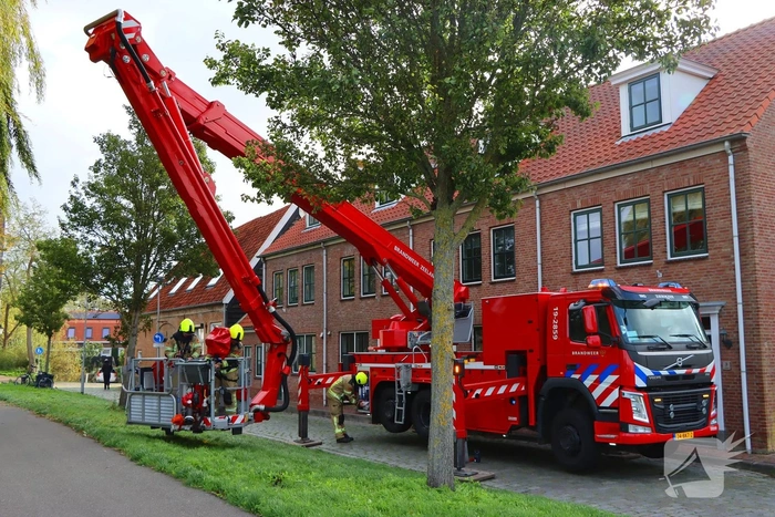 Brandweer verwijdert takken om veiligheid te waarborgen