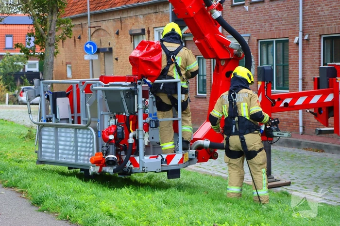 Brandweer verwijdert takken om veiligheid te waarborgen