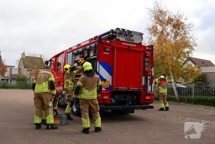 Brandweer zaagt boom gecontroleerd om