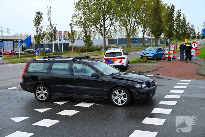 Auto's botsen op kruising
