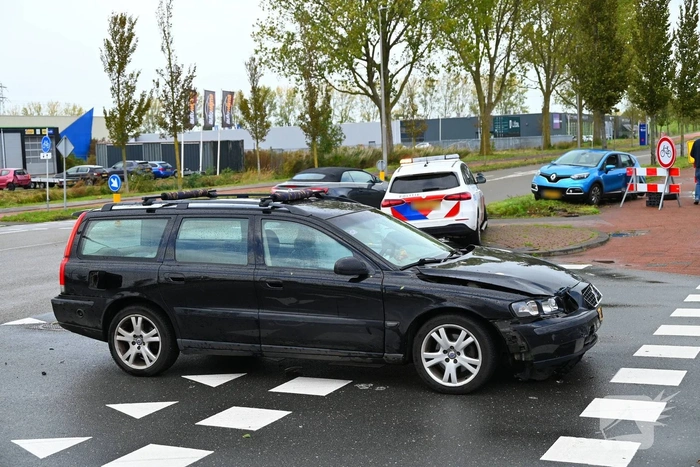 Auto's botsen op kruising