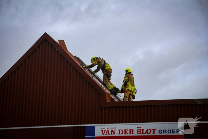 Losgewaaide plaat vastgezet door brandweer