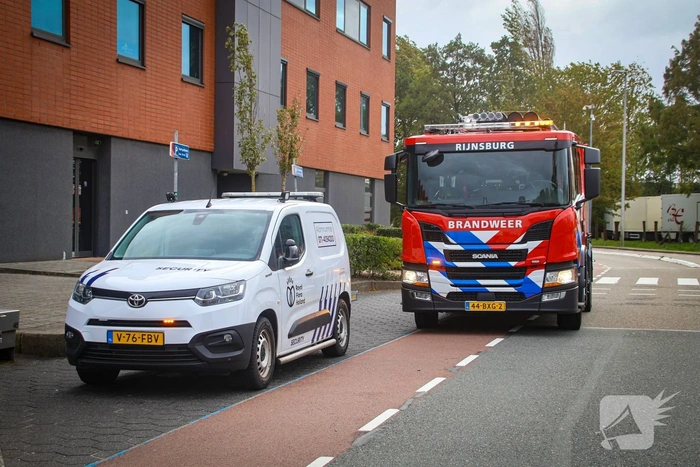 Losgewaaide plaat vastgezet door brandweer
