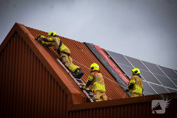 Losgewaaide plaat vastgezet door brandweer