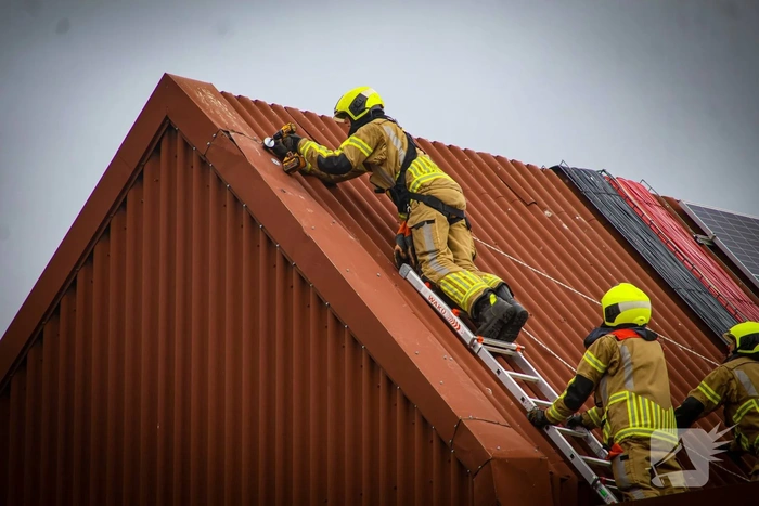 Losgewaaide plaat vastgezet door brandweer