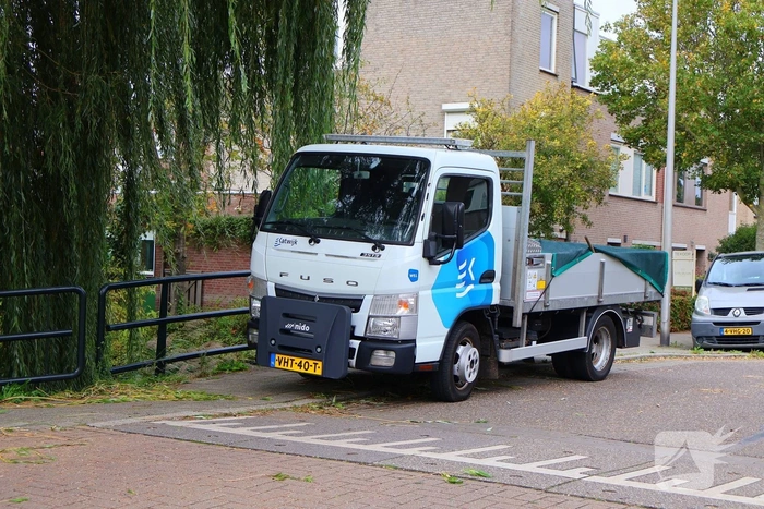 Tak valt op weg door harde wind
