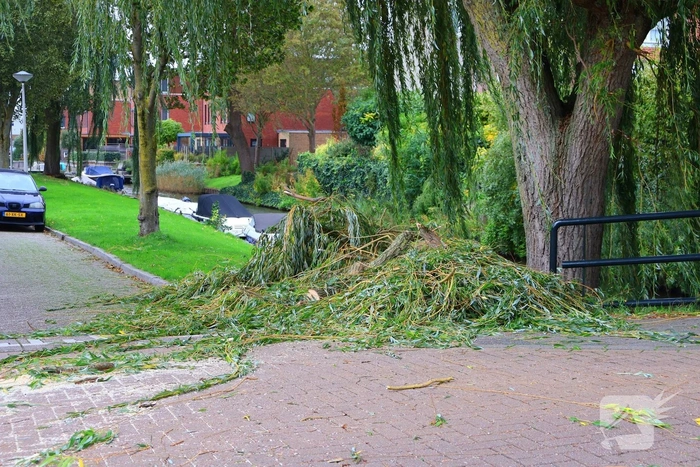 Tak valt op weg door harde wind