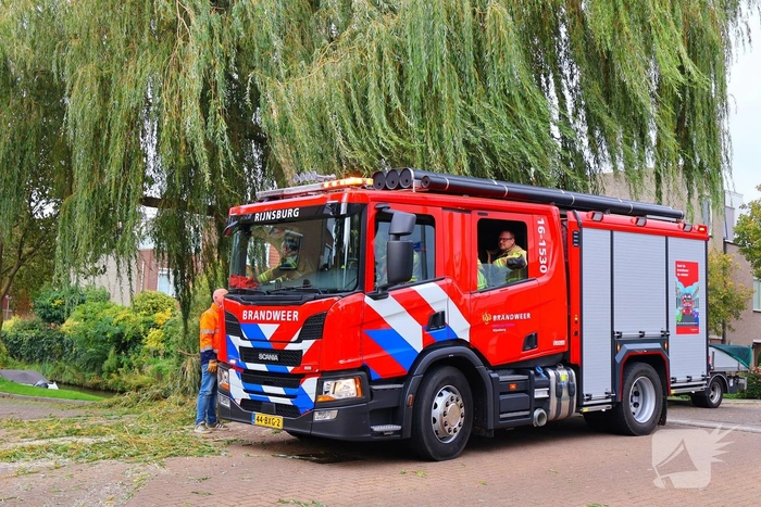 Tak valt op weg door harde wind