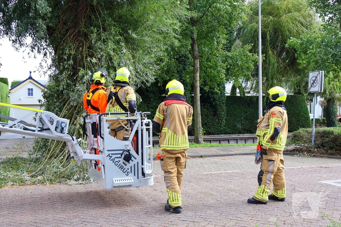 Grote tak breekt af, brandweer ingezet