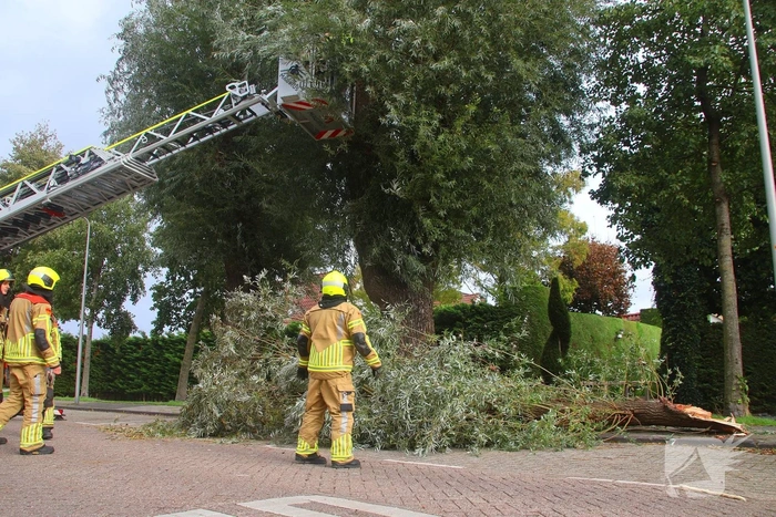 Grote tak breekt af, brandweer ingezet