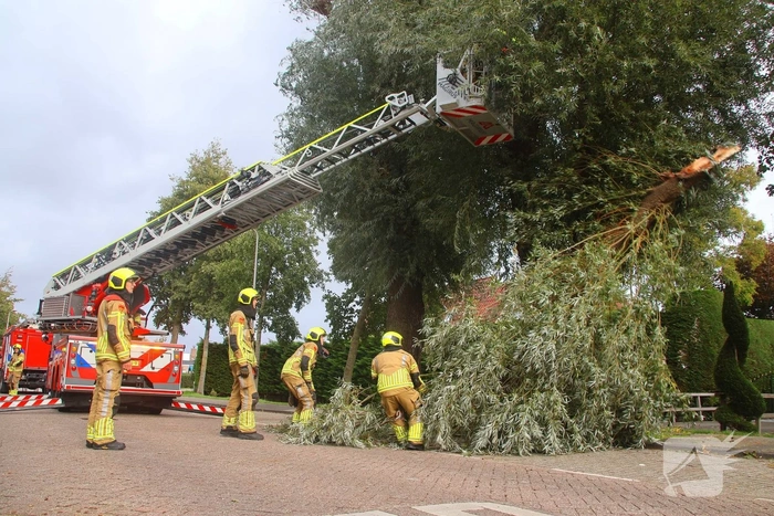 Grote tak breekt af, brandweer ingezet