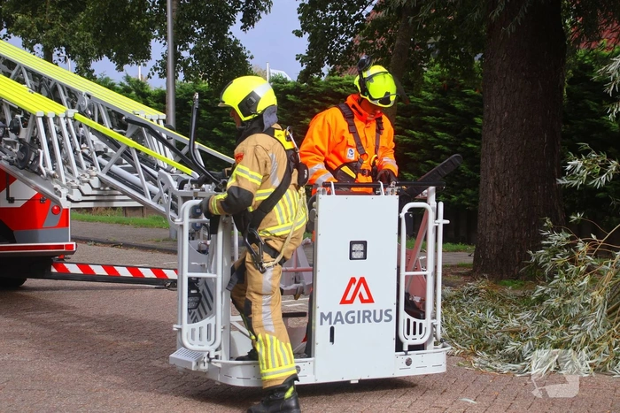 Grote tak breekt af, brandweer ingezet
