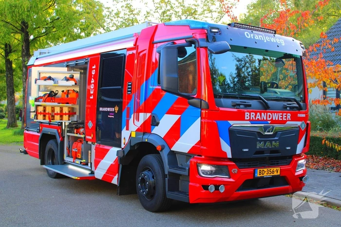 Boom valt om op speelplaats