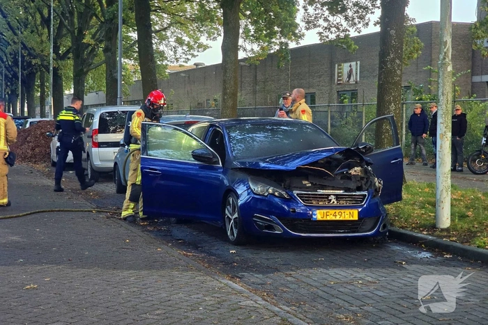 Geparkeerde auto vliegt in brand