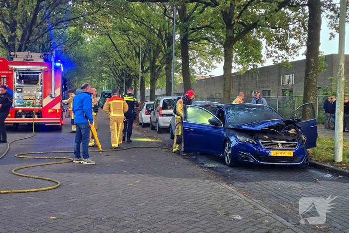 Geparkeerde auto vliegt in brand
