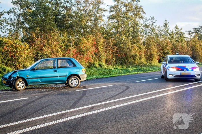 Twee auto’s botsen op Provincialeweg, veel schade en flinke file als gevolg