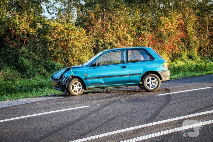 Twee auto’s botsen op Provincialeweg, veel schade en flinke file als gevolg