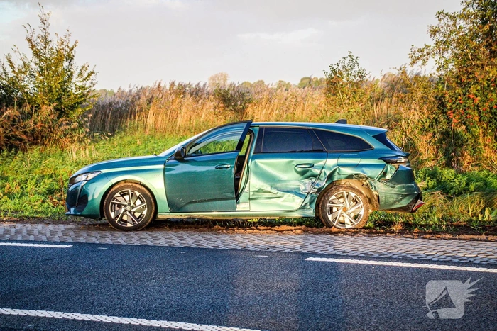 Twee auto’s botsen op Provincialeweg, veel schade en flinke file als gevolg