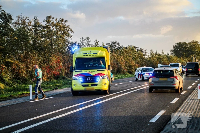 Twee auto’s botsen op Provincialeweg, veel schade en flinke file als gevolg