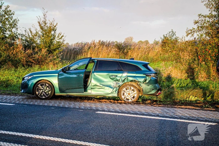 Twee auto’s botsen op Provincialeweg, veel schade en flinke file als gevolg