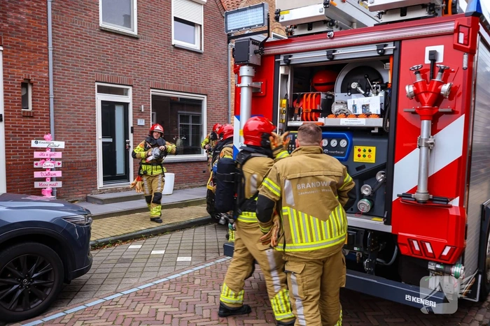 Bewoner ontdekt brand in eigen huis
