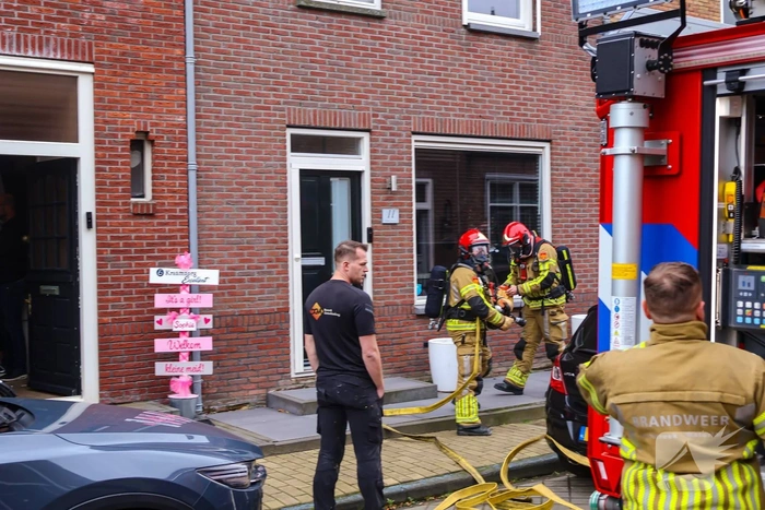 Bewoner ontdekt brand in eigen huis