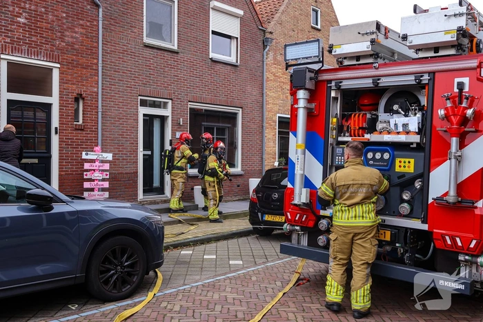 Bewoner ontdekt brand in eigen huis