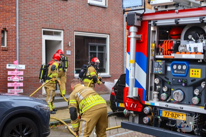 Bewoner ontdekt brand in eigen huis