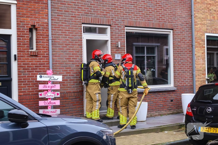 Bewoner ontdekt brand in eigen huis