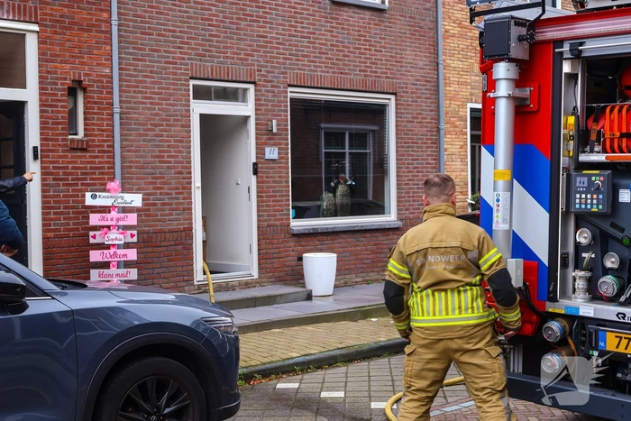 Bewoner ontdekt brand in eigen huis