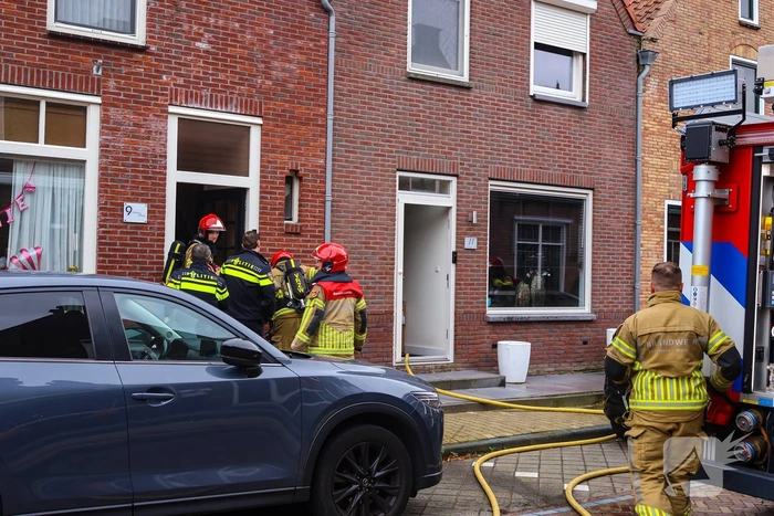 Bewoner ontdekt brand in eigen huis