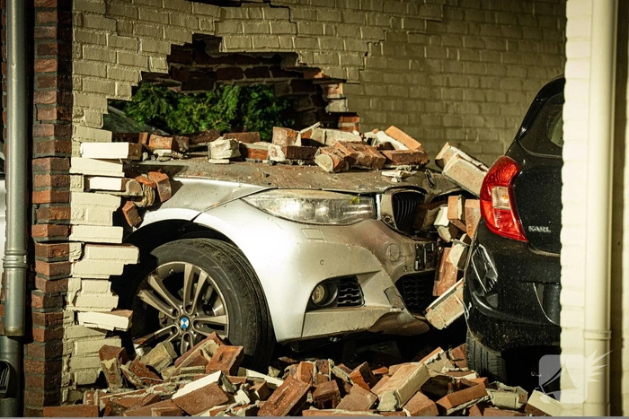 Auto sloopt muur en auto bij woning