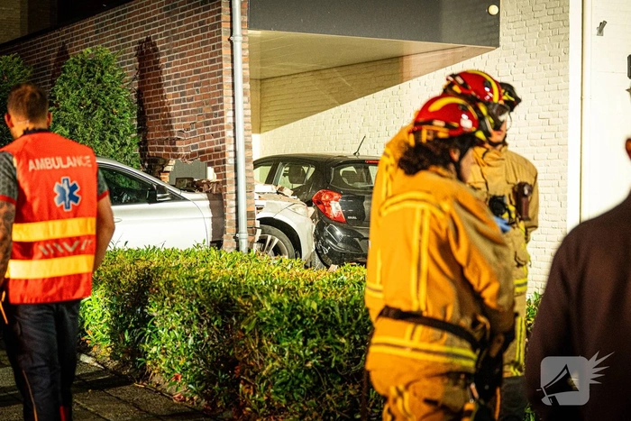 Auto sloopt muur en auto bij woning