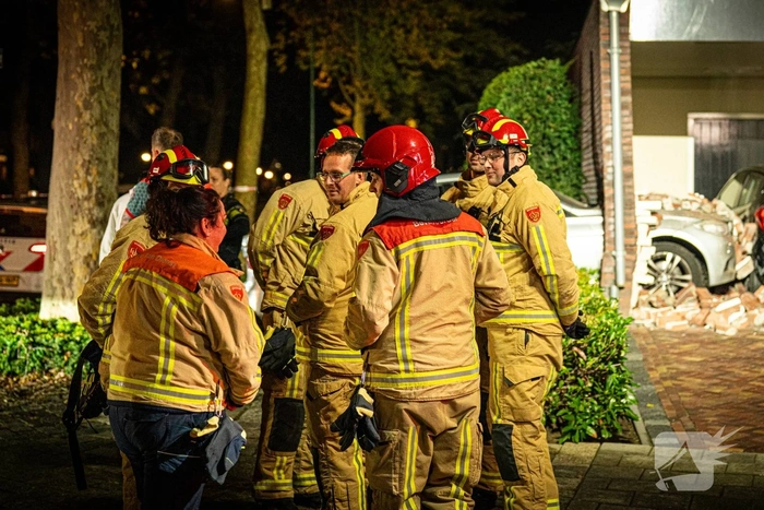 Auto sloopt muur en auto bij woning