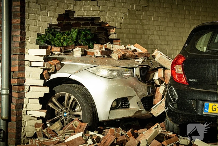 Auto sloopt muur en auto bij woning