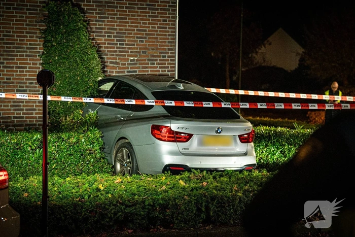 Auto sloopt muur en auto bij woning