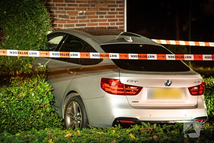 Auto sloopt muur en auto bij woning