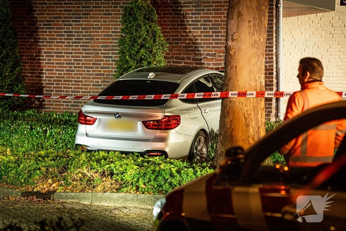 Auto sloopt muur en auto bij woning