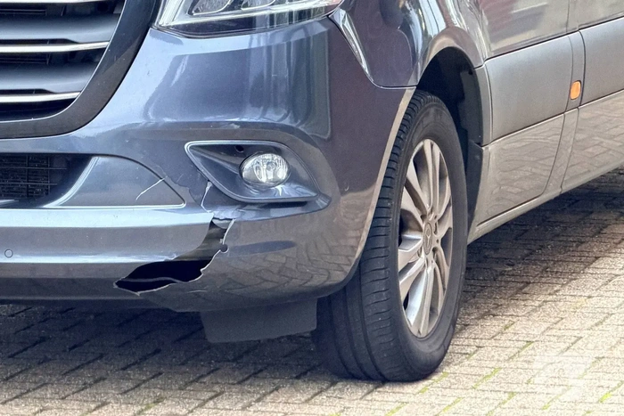 Fietser gewond bij aanrijding met bestelbus