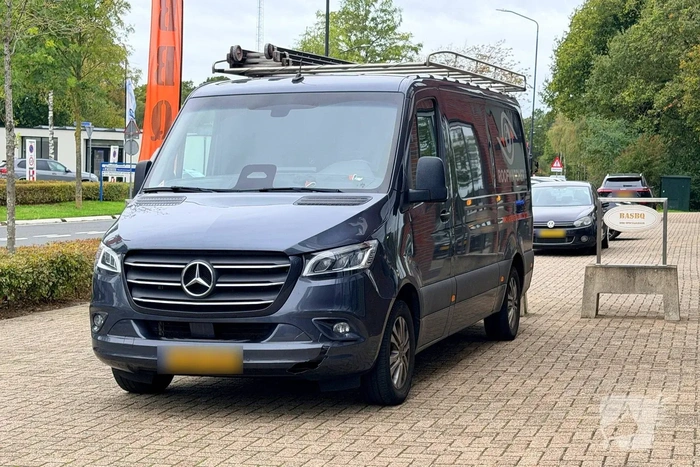 Fietser gewond bij aanrijding met bestelbus