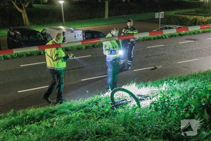Fietser zwaargewond bij aanrijding met bestelbus