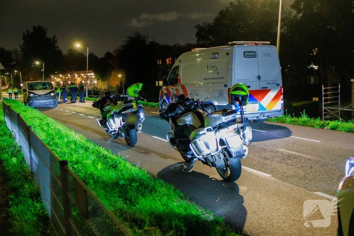 Fietser zwaargewond bij aanrijding met bestelbus