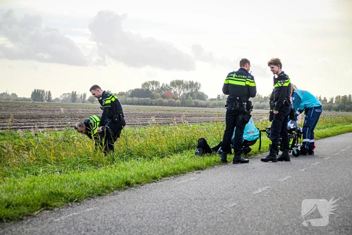 Motorrijder raakt van de weg en belandt in sloot