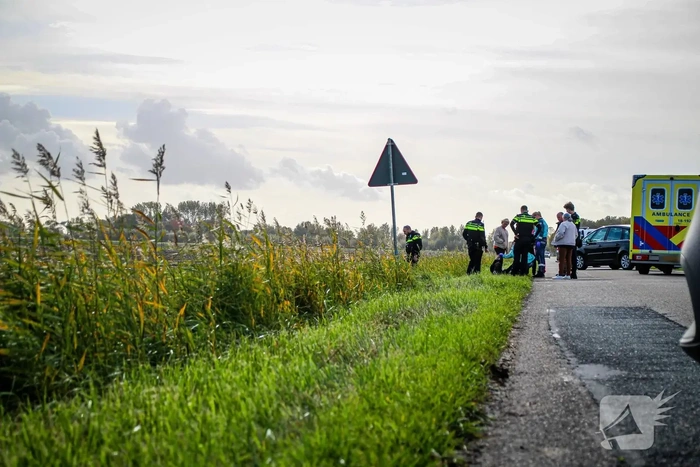 Motorrijder raakt van de weg en belandt in sloot