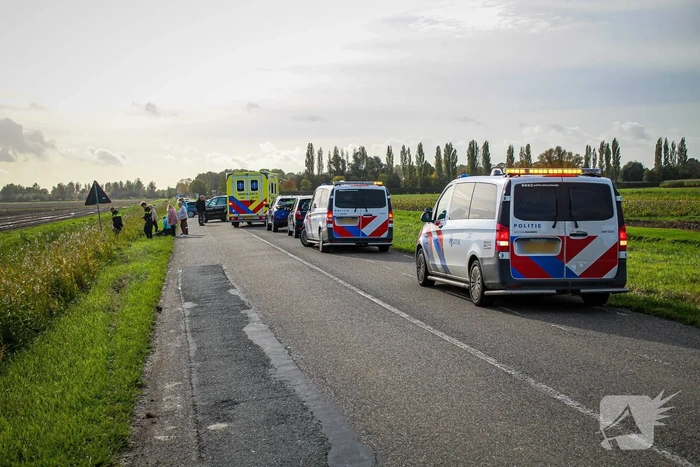 Motorrijder raakt van de weg en belandt in sloot