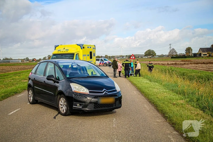 Motorrijder raakt van de weg en belandt in sloot