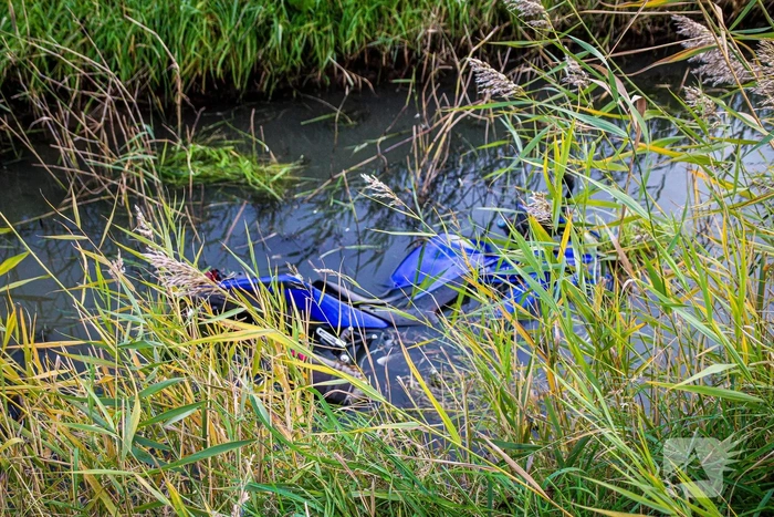 Motorrijder raakt van de weg en belandt in sloot