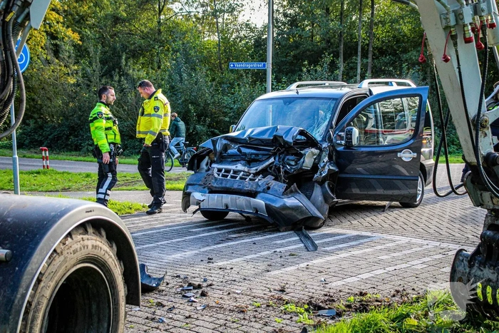 Zwaar ongeval tussen graafmachine en automobilist
